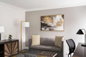 Martinique New York on Broadway, Curio Collection by Hilton的休息区