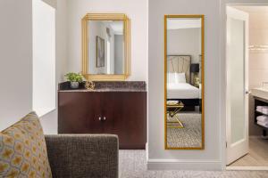 Martinique New York on Broadway, Curio Collection by Hilton客房内的一张或多张床位