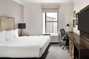 Martinique New York on Broadway, Curio Collection by Hilton客房内的一张或多张床位