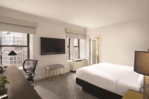 Martinique New York on Broadway, Curio Collection by Hilton的电视和/或娱乐中心