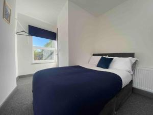 מיטה או מיטות בחדר ב-Silver Stag Properties, Ensuite Bedrooms w Kitchen