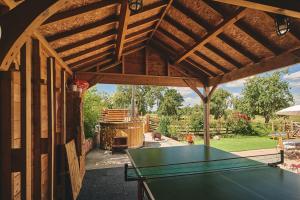 patio con tavolo da ping pong in un padiglione di Powk Meadow Farmhouse a Leominster