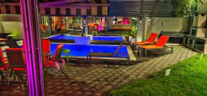 Villa RICH في تيميشوارا: مسبح مع كراسي وطاولة