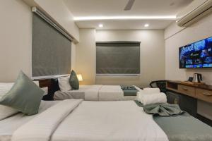 Postel nebo postele na pokoji v ubytování Hotel Ozone Inn Colaba