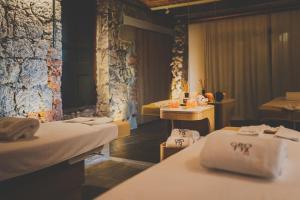 Postel nebo postele na pokoji v ubytování Tremonti Hotel Karpacz + 37 fotografií