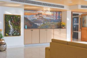 una sala de estar con una gran pintura en la pared en Days Inn by Wyndham Gangtok Tadong en Gangtok