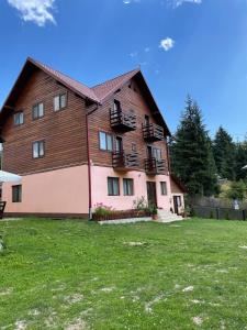 ein großes Gebäude mit Balkon auf der Seite in der Unterkunft Cabana Med 2 in Arieşeni