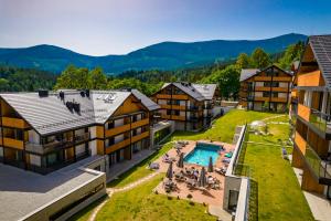 z góry widok na ośrodek z basenem i budynkami w obiekcie Tremonti Hotel Karpacz w mieście Karpacz