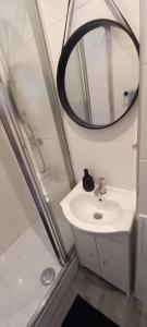 y baño con lavabo y espejo. en Eloft Żelazna en Varsovia