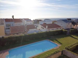 - une piscine dans la cour d'une maison dans l'établissement Sunset Lounge CorgoMar, à Lavra