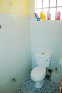 KAJIADOHOMES في Kajiado: حمام مع مرحاض أبيض في الغرفة