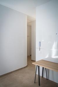 a room with a table and a white wall at Casa vacacional El Sol in Turís