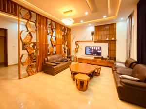 uma sala de estar com um sofá e uma televisão em BIZI HOMES, KABUGA 