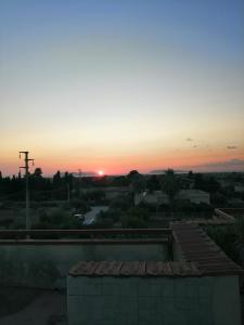 a sunset with the sun setting in the distance at "vista isole EGADI" Appartamento vicino mare e aeroporto in Rilievo