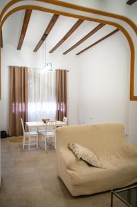 a living room with a couch and a table at Casa vacacional El Sol in Turís