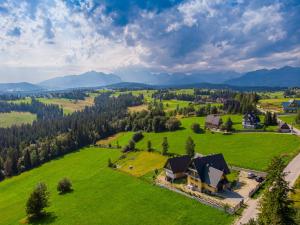 an aerial view of a house in a green field at Kwatery u Jacka in Groń