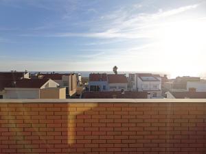 una pared de ladrillo con vistas a la ciudad en Sunset Lounge CorgoMar, en Lavra