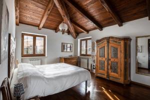 1 dormitorio con cama grande y techo de madera en Casale Nasca, en Castelraimondo