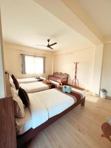 Ένα ή περισσότερα κρεβάτια σε δωμάτιο στο Pokhara Tourist Home