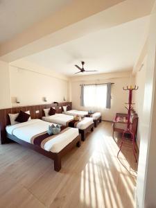 Ένα ή περισσότερα κρεβάτια σε δωμάτιο στο Pokhara Tourist Home