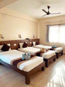 Ένα ή περισσότερα κρεβάτια σε δωμάτιο στο Pokhara Tourist Home