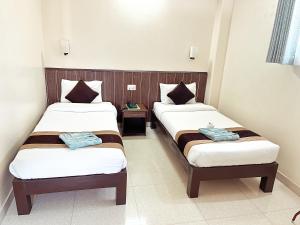 Ένα ή περισσότερα κρεβάτια σε δωμάτιο στο Pokhara Tourist Home