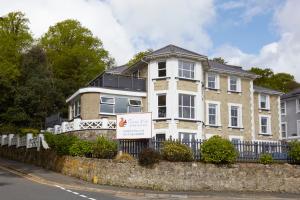 una grande casa con un cartello di fronte di Shanklin Villa Aparthotel a Shanklin