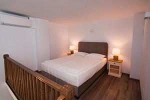 蒂米什瓦拉REZIDENTA OBLIGADO的一间卧室设有一张床,楼梯上设有两盏灯。