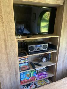 Uma televisão e/ou sistema de entretenimento em Oak Tree Lodge: Unique 2 level Shepherd's Hut: Dartmouth