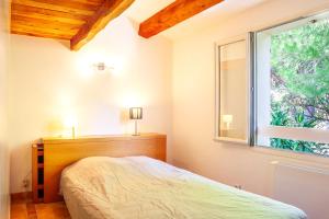 - une chambre avec un lit et une fenêtre dans l'établissement Villa kitesurf 350m plage de sable, à Six-Fours-les-Plages
