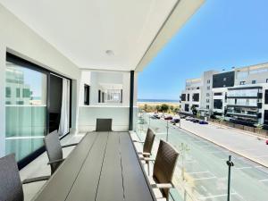 d'un balcon avec une table et des chaises offrant une vue sur la ville. dans l'établissement Residencial Camaleones by AC REAL, à Isla Canela