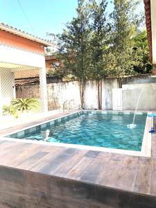 Πισίνα στο ή κοντά στο Casa espaçosa com Piscina e Churrasqueira 2 dorm +14 φωτογραφίες
