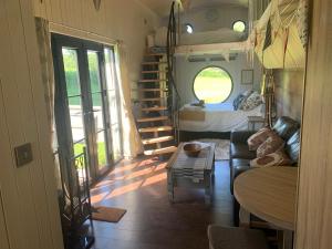 Uma cama ou camas num quarto em Oak Tree Lodge: Unique 2 level Shepherd's Hut: Dartmouth
