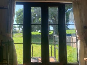 Um jardim no exterior de Oak Tree Lodge: Unique 2 level Shepherd's Hut: Dartmouth
