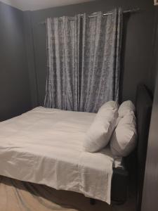 Posteľ alebo postele v izbe v ubytovaní West Homestays Kodi2518
