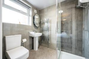 uma casa de banho com um WC, um lavatório e um chuveiro em Host & Stay - The Kensington Townhouse em Liverpool