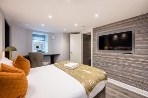 um quarto com uma cama e uma televisão na parede em Host & Stay - The Kensington Townhouse em Liverpool