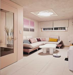 ソウルにあるClose to Gangnam, COEX, Asan Medical Centar & Luxury Apartment near Lotte worldのソファとテーブルのあるリビングルーム +77枚の写真