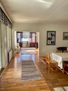 sala de estar amplia con mesa y comedor en Poppeli Guest House, en Kannus