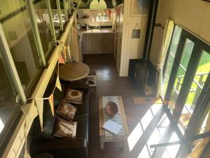 Uma área de estar em Oak Tree Lodge: Unique 2 level Shepherd's Hut: Dartmouth