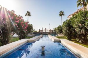 una piscina con fontana in un resort di Sur Suites Porlamar a Fuengirola