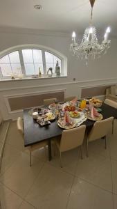 einen Esstisch mit Teller mit Lebensmitteln darauf in der Unterkunft Meduza Wellness Spa in Hlohovec