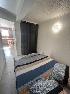 ein Schlafzimmer mit einem Bett in einem Zimmer in der Unterkunft PASSION DU VAR in Vidauban