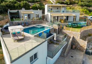 una vista aérea de una casa con piscina en Zax sea view villas, en Koutsounari