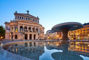 A piscina localizada em Holiday Inn Frankfurt - Alte Oper by IHG ou nos arredores