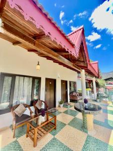 un patio di una casa con sedie e tavolo di Sea Hawk - Luxury Hill Resort 4 mins from Bhimtal Lake a Bhimtal Altre 37 foto