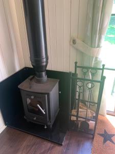Imagem da galeria de Oak Tree Lodge: Unique 2 level Shepherd's Hut: Dartmouth em Dartmouth