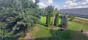 una vista aérea de un parque con árboles y un poste en U Witka, Tanie noclegi, Kwatery pracownicze, en Jaktorów
