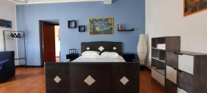 1 dormitorio con cama y pared azul en A casa di Emma, en Nereto