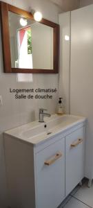 Koupelna v ubytování LE BARCARES Logement pour 6 personnes à 15 mns à pied du village de Noël - Alojamiento para 6 personas, a 15 minutos a pie del pueblo navideño